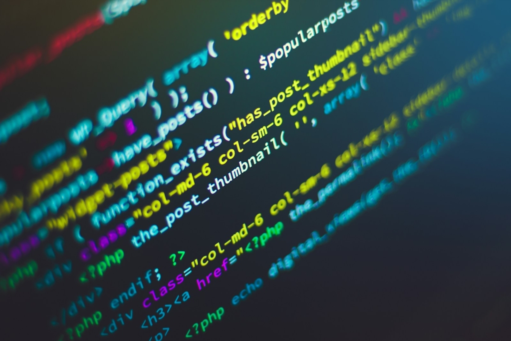 Code informatique sur fond sombre