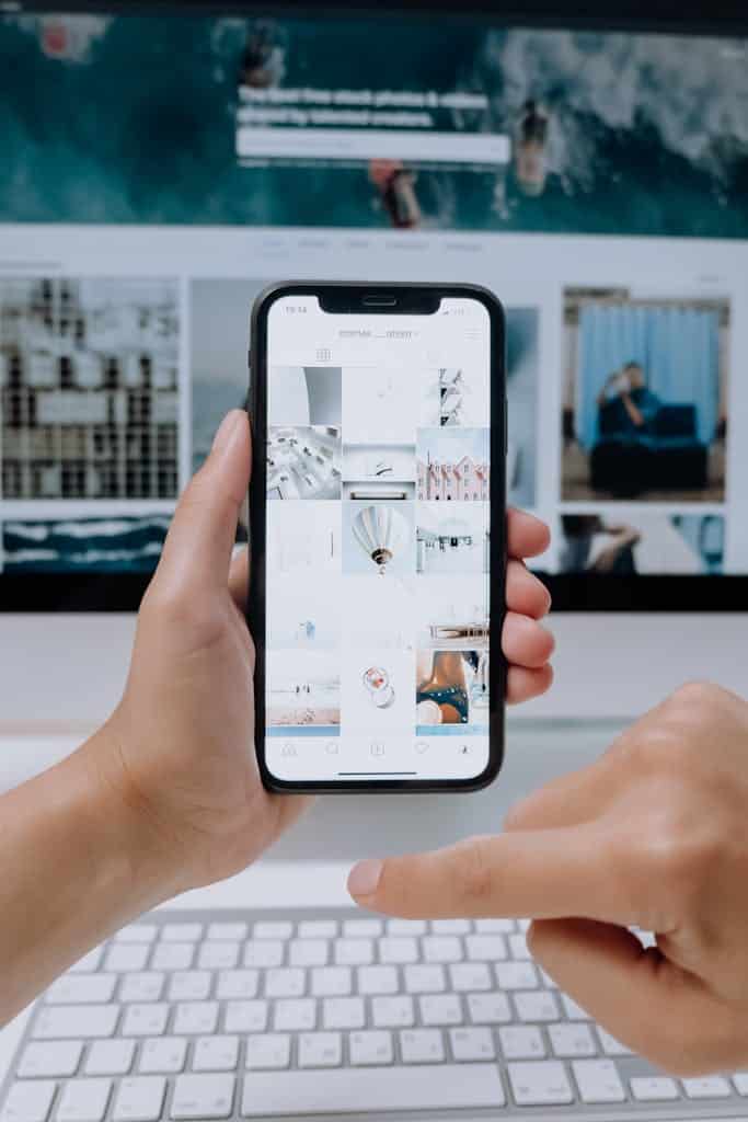 Personne utilisant un smartphone pour naviguer.